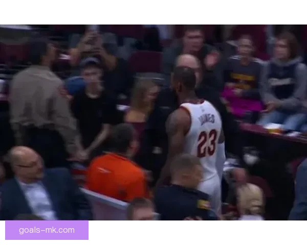 杨瀚森6+4遭针对被对手抱摔放倒却吃技术犯规 球迷怒吼裁判判罚不公